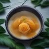 陈青禾，青井草莓主编，站在草莓大棚入口处，手持记录本，身后是整排生长旺盛的草莓植株，神情专注而平和，有多年农技推广经验的从业者气质